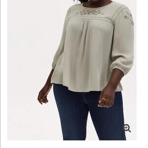 Torrid Flowy Peasant Top Blouse with Floral Embroidered design size 2X